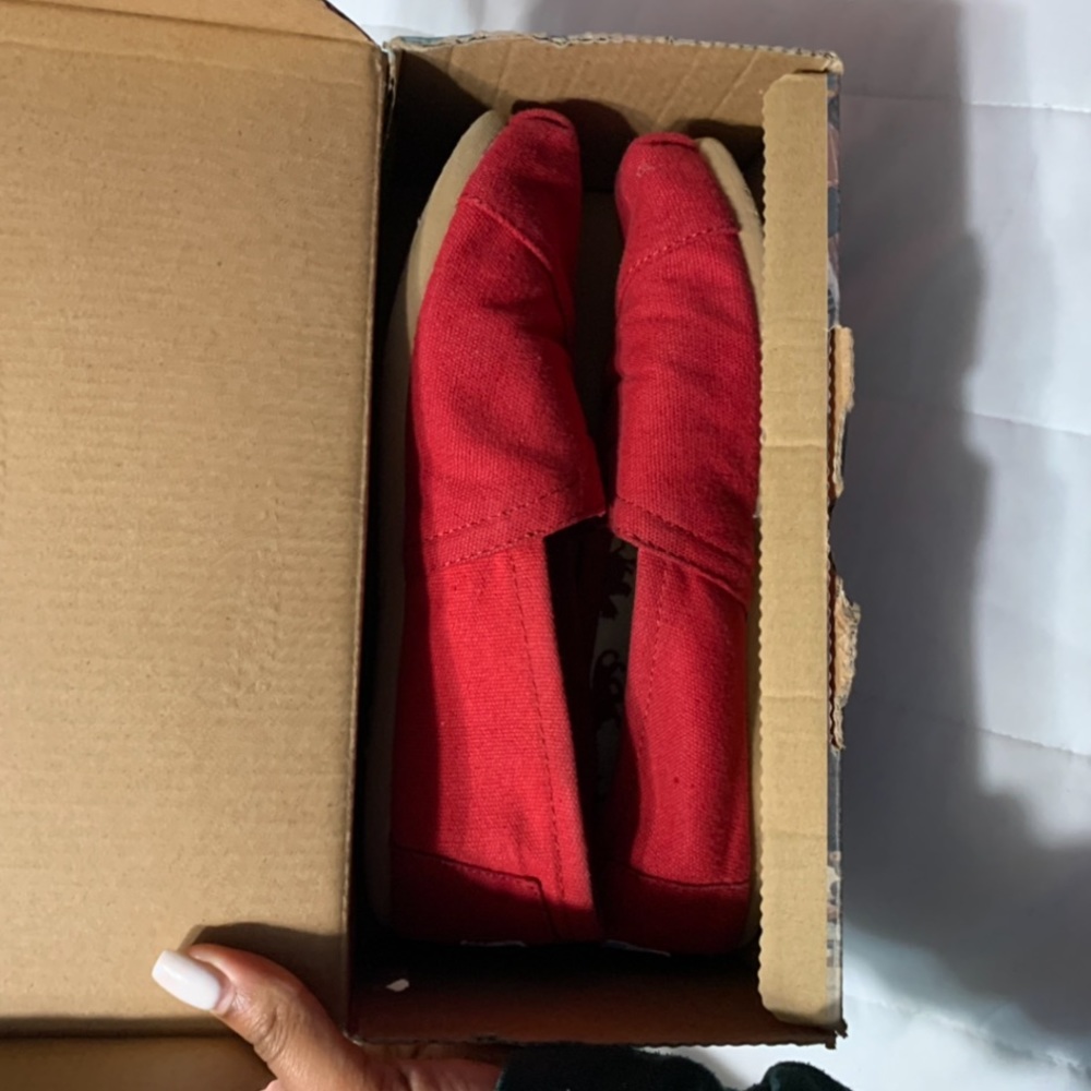 RED TOMS SIZE 7 WMNS